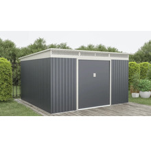 Moderní kovový zahradní domek s plochou střechou a dvojitými posuvnými dveřmi na dřevěné terase v zahradě.