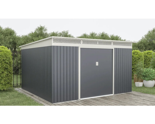 Moderní kovový zahradní domek s plochou střechou a dvojitými posuvnými dveřmi na dřevěné terase v zahradě.