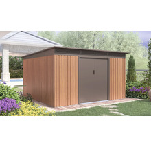 Moderní kovový zahradní domek s dekorem dřeva, plochou střechou a dvojitými posuvnými dveřmi v zahradě.