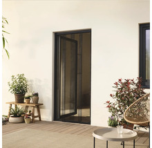 Vnější pohled na otevřené dveře s moskytiérou v obývacím pokoji