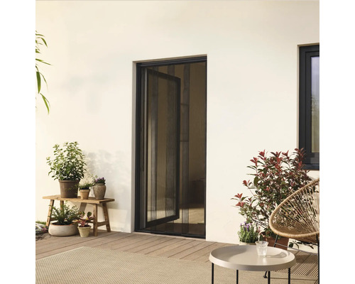 Vnější pohled na otevřené dveře s moskytiérou v obývacím pokoji