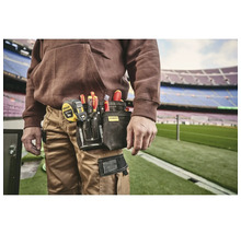 Řemeslník s pouzdrem na nářadí na opasku, plným šroubováků a svinovacího metru od společnosti Stanley