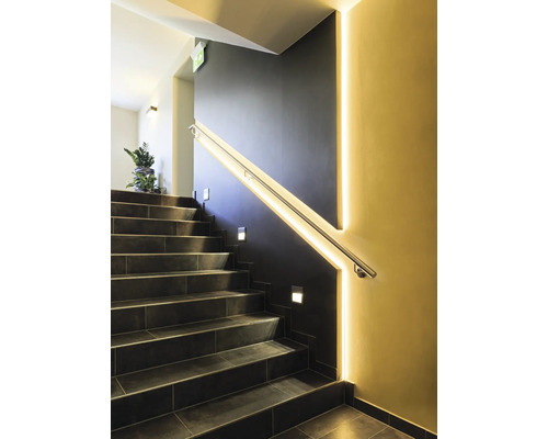 Schodiště se schody, zábradlím a osvětlením