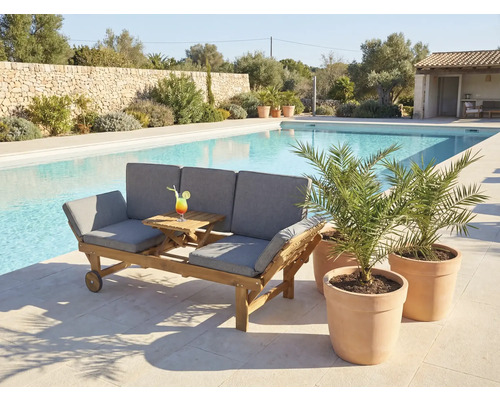 Dřevěná zahradní lavice pro tři osoby s šedými polštáři, rozkládacím stolem a kolečky u bazénu