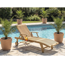 Scéna s dřevěným lehátkem, koktejlem a rostlinami u bazénu.