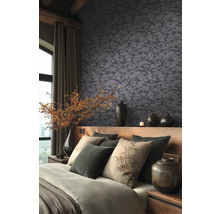 Ložnice s tapetou se vzorem, postel s polštáři a dekorace