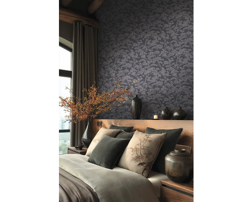 Ložnice s tapetou se vzorem, postel s polštáři a dekorace