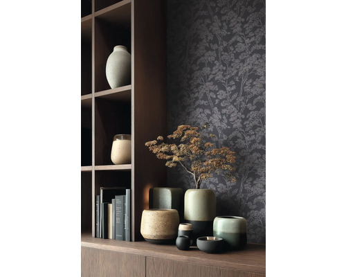 Dekorativní scéna s různými keramickými vázami a tapetou se stromovým motivem na dřevěné polici.