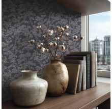 Dekorativní scéna s tapetou se vzorem, vázami, knihami a oknem