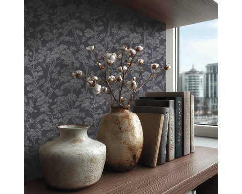 Dekorativní scéna s tapetou se vzorem, vázami, knihami a oknem