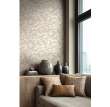 Vliesová tapeta se vzorem borovic v moderně zařízeném obývacím pokoji s pohovkou a keramickými vázami.