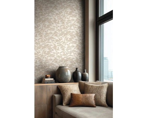 Vliesová tapeta se vzorem borovic v moderně zařízeném obývacím pokoji s pohovkou a keramickými vázami.