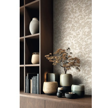 Vliesová tapeta se vzorem borovicových větví v moderním, organizovaném prostoru s dřevěnou policí a keramickými vázami.