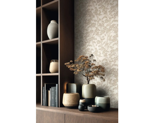 Vliesová tapeta se vzorem borovicových větví v moderním, organizovaném prostoru s dřevěnou policí a keramickými vázami.
