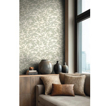 Svetly, moderne zarizeny obyvaci pokoj s tapetou se vzorem stromu, drevenou komodou s vazami a pohovkou s polstari.