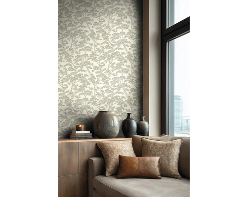 Svetly, moderne zarizeny obyvaci pokoj s tapetou se vzorem stromu, drevenou komodou s vazami a pohovkou s polstari.