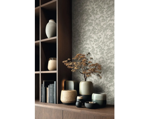 Tapeta s jemným motivem stromů za tmavou dřevěnou policí a různými keramickými vázami.