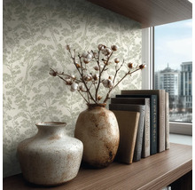 Vliesová tapeta s motivem borovic ve světlém pokoji s keramickými vázami a knihami na dřevěné polici.