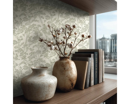 Vliesová tapeta s motivem borovic ve světlém pokoji s keramickými vázami a knihami na dřevěné polici.