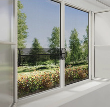 Okno se sítí proti hmyzu s výhledem do zeleně