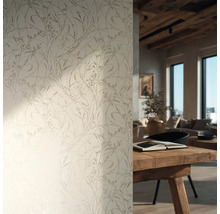 Vliesová tapeta s jemným botanickým vzorem ve světlém obývacím pokoji s rustikálním dřevěným stolem a přiznanými trámy.