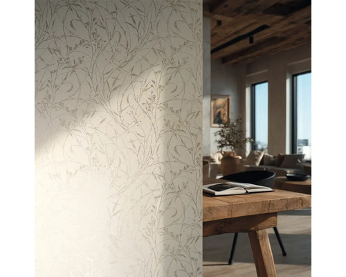 Vliesová tapeta s jemným botanickým vzorem ve světlém obývacím pokoji s rustikálním dřevěným stolem a přiznanými trámy.