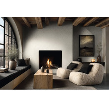 Moderní obývací pokoj s krbem, strukturovanými stěnami a dřevěnými trámy. Křesla, dřevěný stůl a útulné posezení u okna.