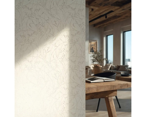 Tapeta s jemným květinovým vzorem ve světlém obývacím pokoji s dřevěným stolem a dřevěným stropem.