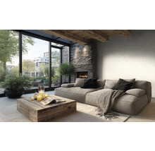 Moderní obývací pokoj s pohovkou, rustikálním dřevěným stolem, kamenným krbem a velkými prosklenými okny s výhledem na rostliny a budovy.