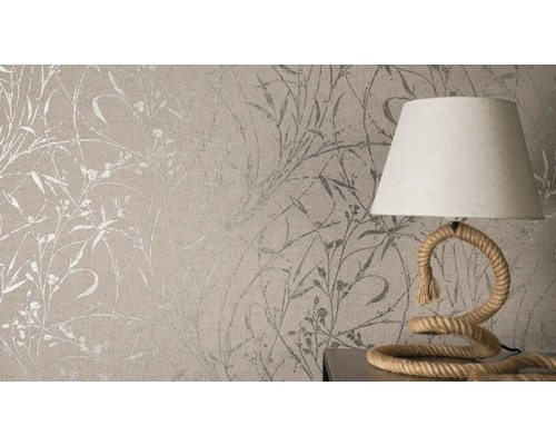 Detail stěny s květinovou tapetou a stolní lampou