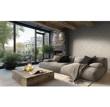 Obývací pokoj s pohovkou, polštáři, konferenčním stolkem, svíčkami a krbem