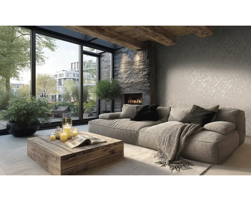 Obývací pokoj s pohovkou, polštáři, konferenčním stolkem, svíčkami a krbem