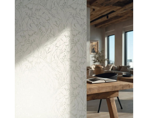 Tapeta s jemným vzorem větviček v jasném, rustikálním obývacím pokoji s dřevěným stolem a stropními trámy.