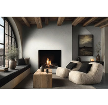 Útulný obývací pokoj s moderním krbem, dřevěnými trámy, dvěma huňatými křesly, rustikálním dřevěným stolkem a velkým klenutým oknem.