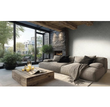 Moderní obývací pokoj se vzorovanou vliesovou tapetou, šedou čalouněnou pohovkou, dřevěným stolkem, krbem s kamennou stěnou a velkými okny.