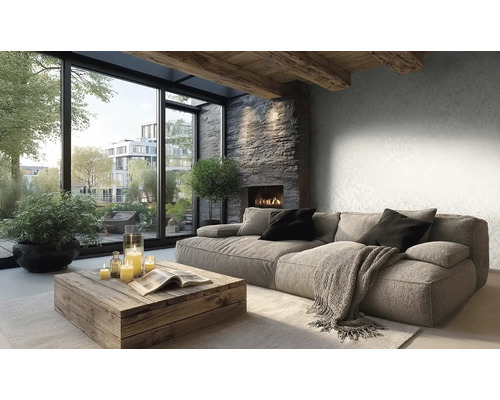 Moderní obývací pokoj se vzorovanou vliesovou tapetou, šedou čalouněnou pohovkou, dřevěným stolkem, krbem s kamennou stěnou a velkými okny.