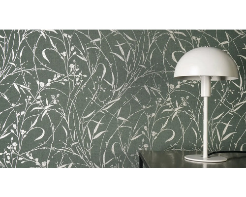 Tapeta s květinovým vzorem a stolní lampou