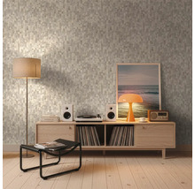 Vliesová tapeta s obdélníkovým mozaikovým vzorem v obývacím pokoji s dřevěnou komodou, gramofonem a stojací lampou.
