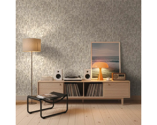 Vliesová tapeta s obdélníkovým mozaikovým vzorem v obývacím pokoji s dřevěnou komodou, gramofonem a stojací lampou.