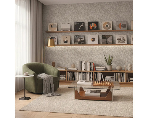 Moderně zařízený pokoj se zeleným křeslem, skleněným konferenčním stolkem a dřevěnými policemi na šedé strukturované tapetě.