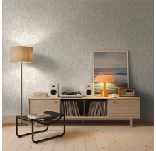 Obývací pokoj s vzorovanou tapetou, dřevěnou podlahou a nábytkem