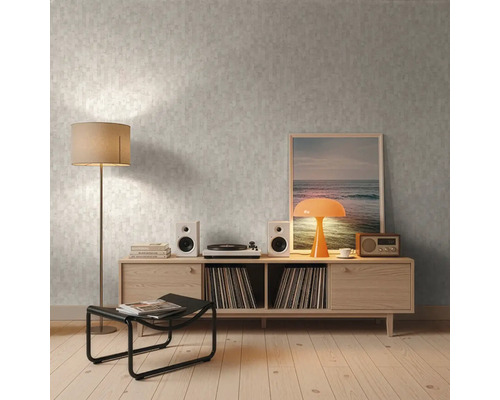 Obývací pokoj s vzorovanou tapetou, dřevěnou podlahou a nábytkem