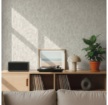 Obývací pokoj s vzorovanou tapetou, dřevěnou policí, reproduktorem, gramofonem, lampou, zarámovaným obrazem, pokojovou rostlinou a deskami