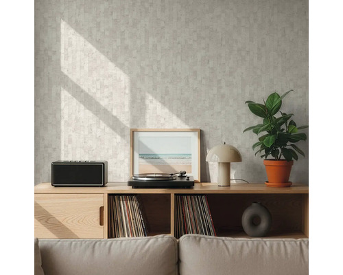 Obývací pokoj s vzorovanou tapetou, dřevěnou policí, reproduktorem, gramofonem, lampou, zarámovaným obrazem, pokojovou rostlinou a deskami