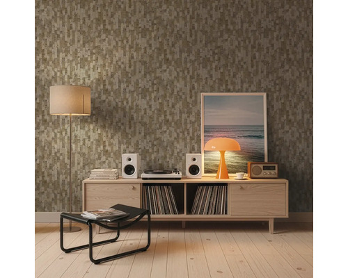 Moderní obývací pokoj s mozaikovou tapetou, dřevěnou komodou s gramofonem, reproduktory a oranžovou lampou.