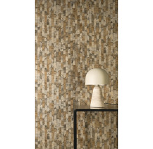 Tapeta s vertikálním blokovým vzorem v zemitých barvách a moderní stolní lampou na černém odkládacím stolku.