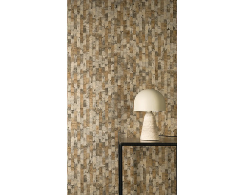 Tapeta s vertikálním blokovým vzorem v zemitých barvách a moderní stolní lampou na černém odkládacím stolku.