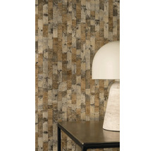 Vliesová tapeta se svislým pruhovaným vzorem a vodorovnou strukturou za moderní stolní lampou na stole.