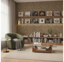 Moderní obývací pokoj s texturovanou tapetou v přírodních tónech, zeleným křeslem, zlatou stojací lampou a dřevěnými policemi pro útulnou atmosféru.