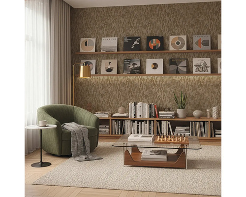 Moderní obývací pokoj s texturovanou tapetou v přírodních tónech, zeleným křeslem, zlatou stojací lampou a dřevěnými policemi pro útulnou atmosféru.